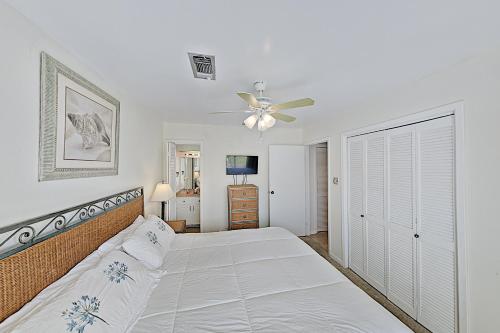 On The Beach - Sunlit Haven with Panoramic Gulf Views home - image 7
