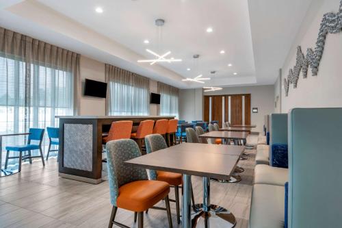 ห้องอาหาร, คอมฟอร์ต สวีท เกนส์วิลล์ เนียร์ ยูนิเวอร์ซิตี้้ (Comfort Suites Gainesville Near University) in เกนส์วิลล์ (FL)