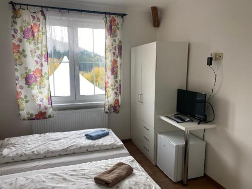 2 twin beds