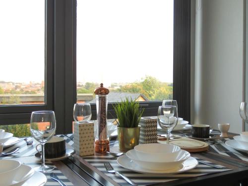 Tudors eSuites 3 Bedroom Penthouse Duplex 7 Beds, Parking & Balcony
