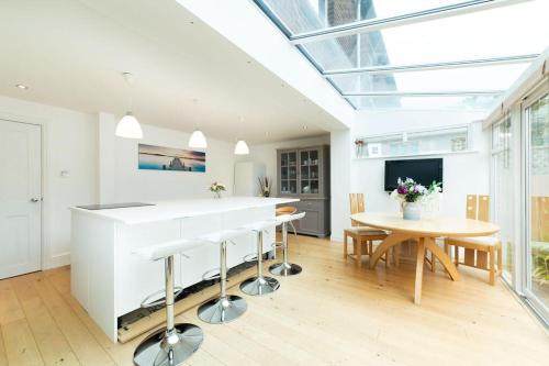 Aderta Stylish House for 7 people, Free parking, 2 min walking from Ashley Cross and near Sandbanks beach gîte à louer Parkstone Railway Station