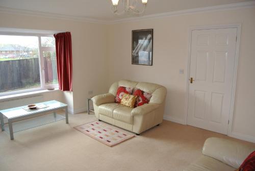 Shared lounge/TV area, Bramley Cottage in Lake North