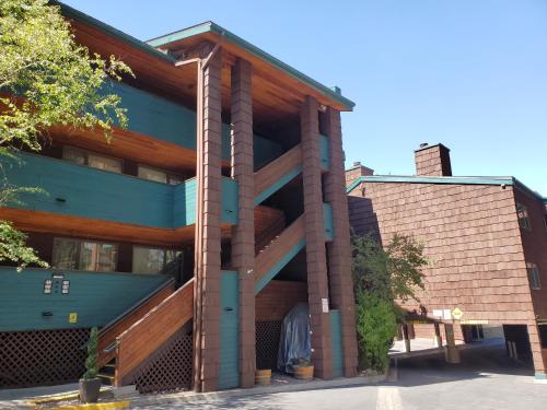 GetAways at Snow Lake Lodge in Big Bear Lake, USA