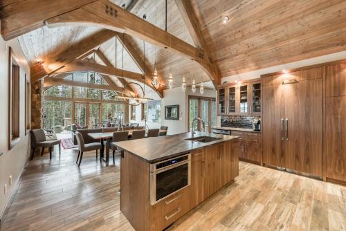 Custom Ski In Ski Out Luxury Chalet 239 - Hot Tub & Amazing Views - 500 Dollars Of FREE Activities & Equipment Rentals Daily in Winter Park, USA