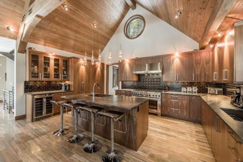 Custom Ski In Ski Out Luxury Chalet 239 - Hot Tub & Amazing Views - 500 Dollars Of FREE Activities & Equipment Rentals Daily in Winter Park, USA