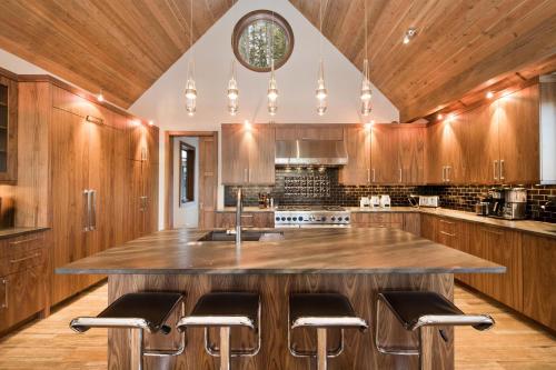 Custom Ski In Ski Out Luxury Chalet 239 - Hot Tub & Amazing Views - 500 Dollars Of FREE Activities & Equipment Rentals Daily in Winter Park, USA