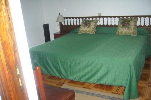 1 queen bed, 2 twin beds