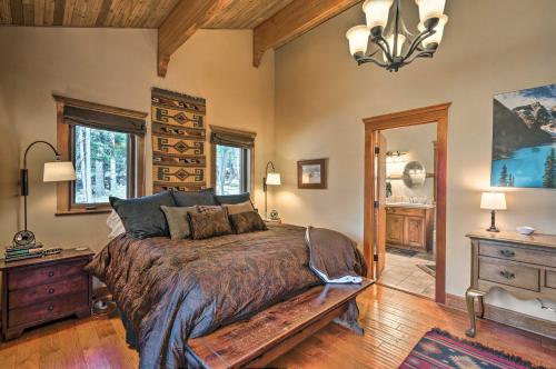 Grinning Bear Lodge with Deck 5Mi to Resort! - main image