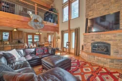 Grinning Bear Lodge with Deck 5Mi to Resort! New Mexico