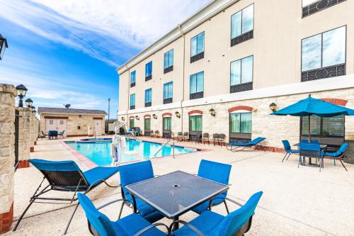 Holiday Inn Express Hotel & Suites Floresville By IHG - 수영장