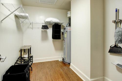 Cozy DT Studio with Gym & Pool by Zencity - image 8