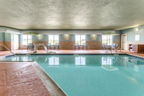 Swimming pool, Holiday Inn Express - Albert Lea By IHG in Albert Lea (MN)