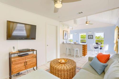 Binnie’s Beachfront Bungalow - main image
