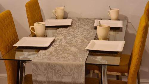Spacious 3 Bedroom House, 6 beds in Spondon, Derby with Parking, Derby
