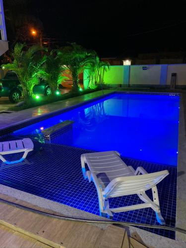 Casa em Angra dos Reis com piscina, churrasqueira e campo de futebol , 4 suites com ar condicionado,