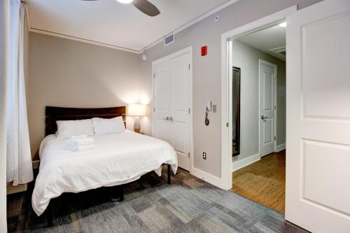 Comfy DT 1BR with Gym & Pool by Zencity - image 2