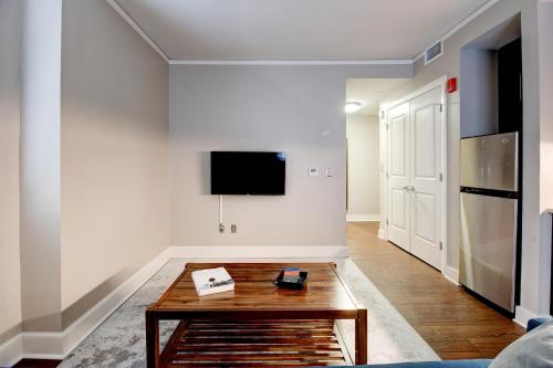 Comfy DT 1BR with Gym & Pool by Zencity - image 3
