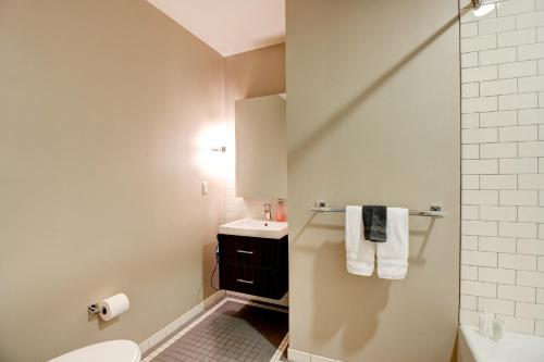 Comfy DT 1BR with Gym & Pool by Zencity - image 7