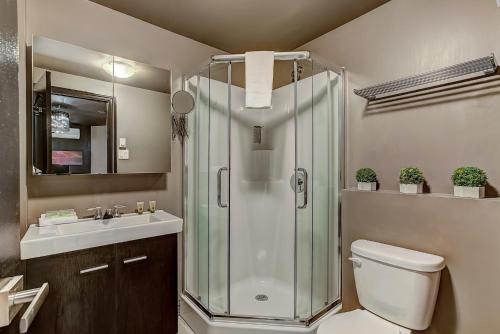 Room in Apartment - Drummond Downtown Montral Studio Near Sofitel302-feel like a boutic hotel st