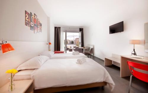 1 queen bed, 1 sofa bed