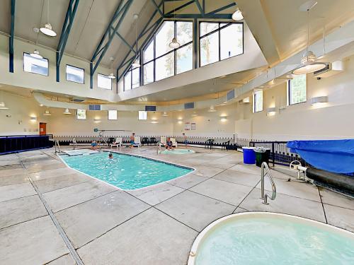 Top-Floor Treehouse Condo with Pool & Hot Tubs condo - main image