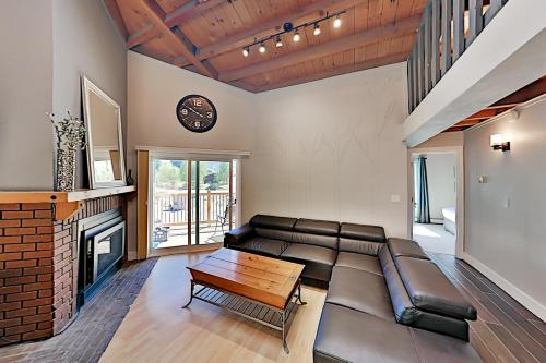 Top-Floor Treehouse Condo with Pool & Hot Tubs condo - image 4
