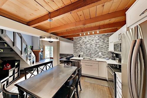 Top-Floor Treehouse Condo with Pool & Hot Tubs condo - image 6