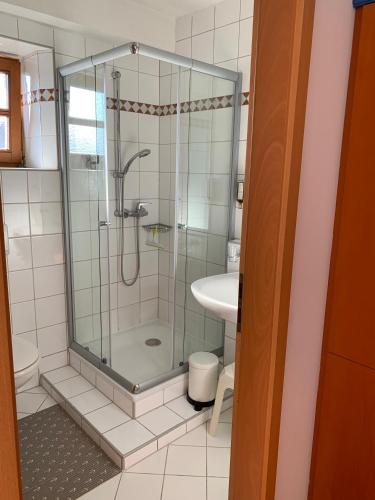Bathroom, Ferienappartement mit Panoramablick in Rotz
