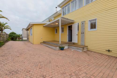 Kleinkrantz Beach House - Tap to explore photos