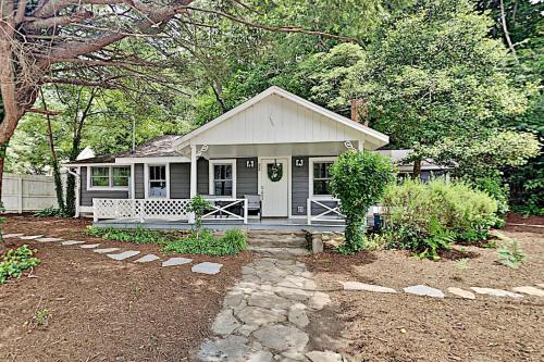 Black Mountain Cottage - Stylish Retreat with Hot Tub home - image 5