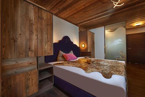 1 queen bed, 1 sofa bed