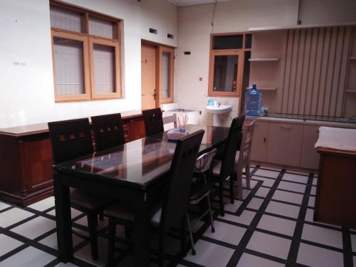 Sewa Rumah Harian Pusat Kota Bandung Murah Kapasitas 30 Orang