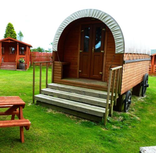 Entrada, Pinewood Park - Tipis, Hot Tubs and Lodges in Riggs Head