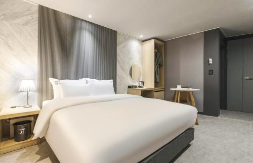 JJ Hotel Ideally located in the Bundang-gu area, JJ Hotel promises a relaxing and wonderful visit. Both business travelers and tourists can enjoy the propertys facilities and services. Service-minded staff wi