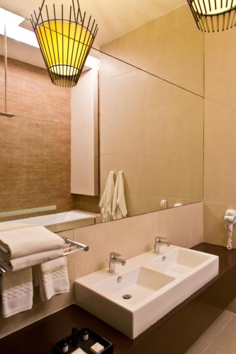 Premium Double Room with Bath image 5