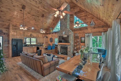 Lovely Lake Hartwell Retreat Dock, Deck and Grill! in Fair Play, USA