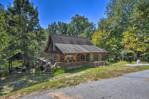 Lovely Lake Hartwell Retreat Dock, Deck and Grill! in Fair Play, USA