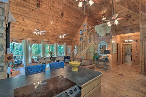 Lovely Lake Hartwell Retreat Dock, Deck and Grill! in Fair Play, USA