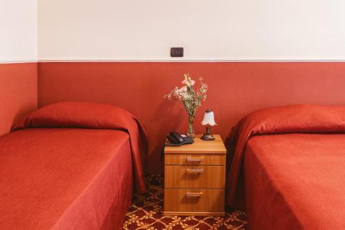 2 twin beds