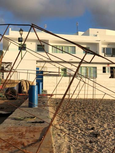 Pintu masuk, CASA ANCLADA en LA SANTA- 4 Apartamentos frente al mar- 1ª linea solarium in La Santa