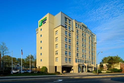 Holiday Inn Express & Suites Boston - Cambridge, an IHG Hotel