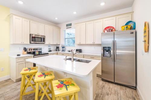 Sunny Getaway! Hot Tub near Disney World at Margaritaville 8013FF - image 3