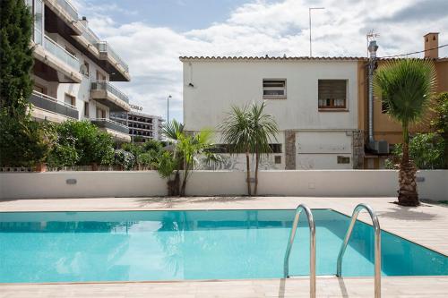  Apartamento moderno con piscina y parking cerca de la playa, Pension in Roses