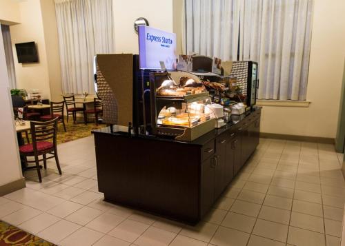 Holiday Inn Express Baltimore-Downtown image 15