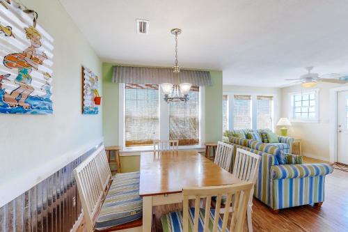 Carl's Coastal Cottage - image 2