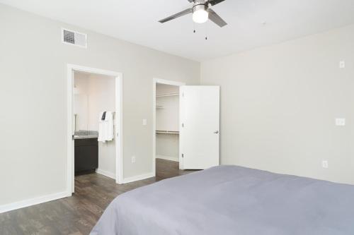 Contemporary and Open 2BR Apt near Downtown - image 39