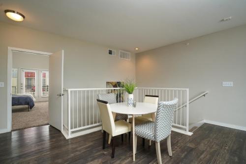 Contemporary and Open 2BR Apt near Downtown - image 21