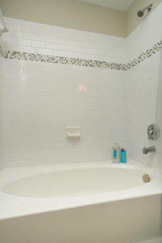 Contemporary and Open 2BR Apt near Downtown - image 23
