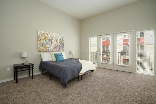 Contemporary and Open 2BR Apt near Downtown - image 26
