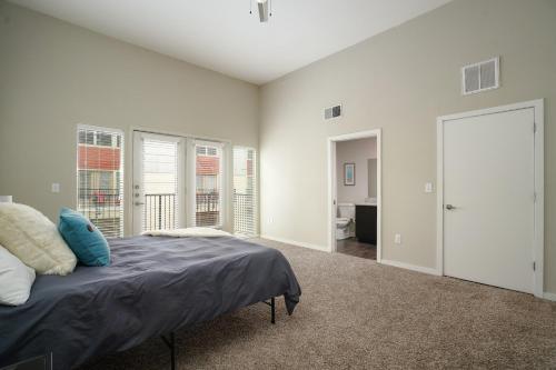 Contemporary and Open 2BR Apt near Downtown - image 27